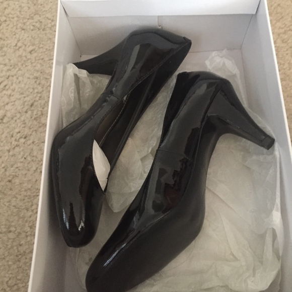 Steve Madden Ulltra Patent Leather Pump - Picture 4 of 8